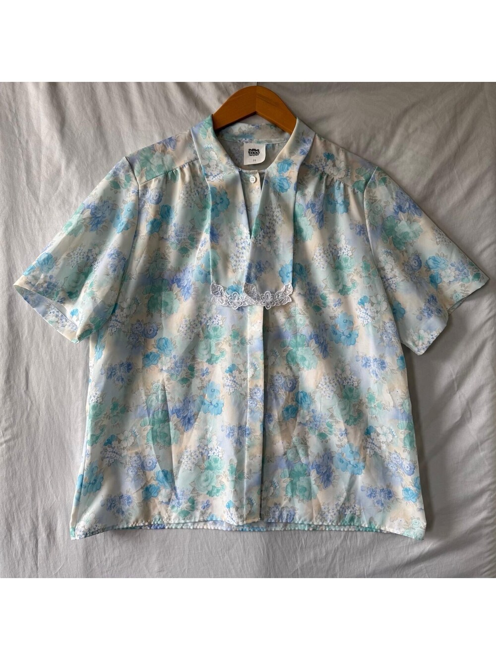 NIKKI Blouse Top 20 Blue Floral Tie Neck Lace Short Sleeve Vintage